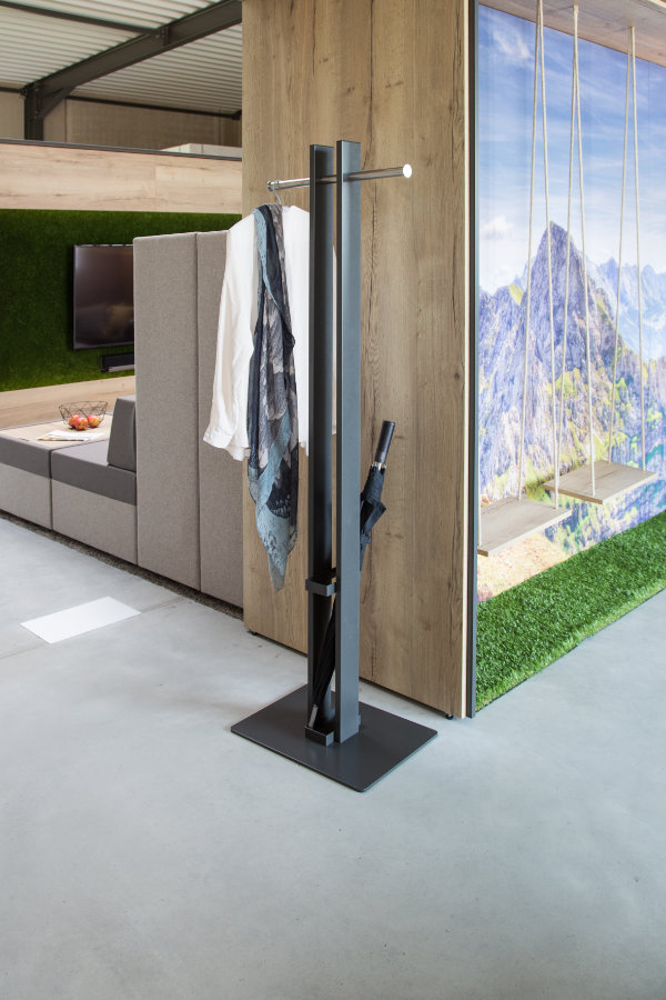 fabplus office - Garderobenstange für Empfangsbereich - Februe_Hang_Twin